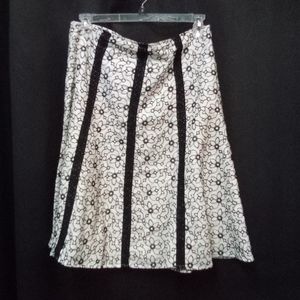 E-COL-O-GIE BLACK/WHITE SKIRT SIZE 12